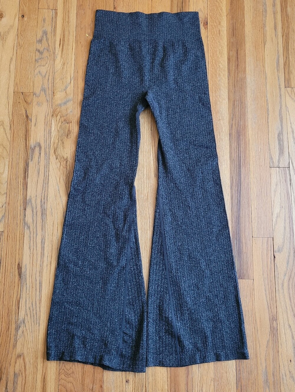 Ribbed Stretchy Flared Yoga Pants in Dark Gray Size Medium Excellent Condition - Picture 6 of 9